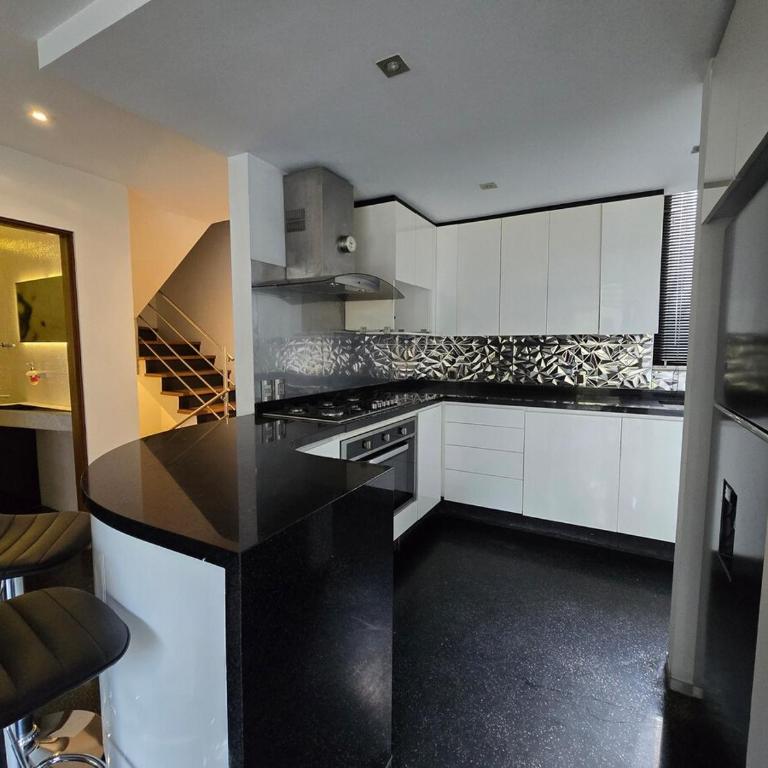 Luxurious, modern, and centrally located Minimalist house - Casa de 4 dormitorios - 1