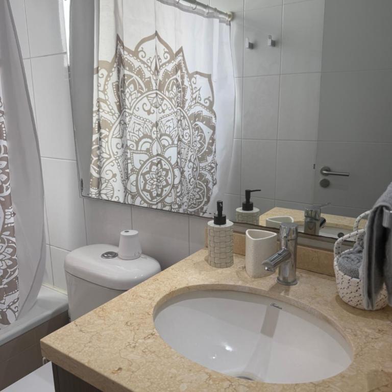Habitación con baño privado, con una vista espectacular a la playa Cavancha - Double Room with Private Bathroom - 3
