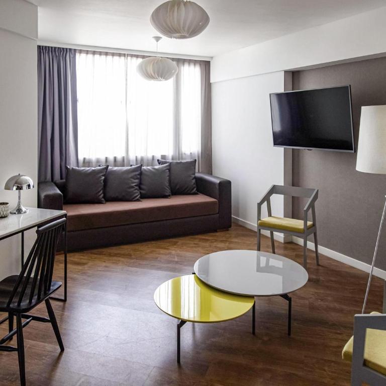 Mercure Rosario - Superior Suite with One King Bed and Sofa - 2