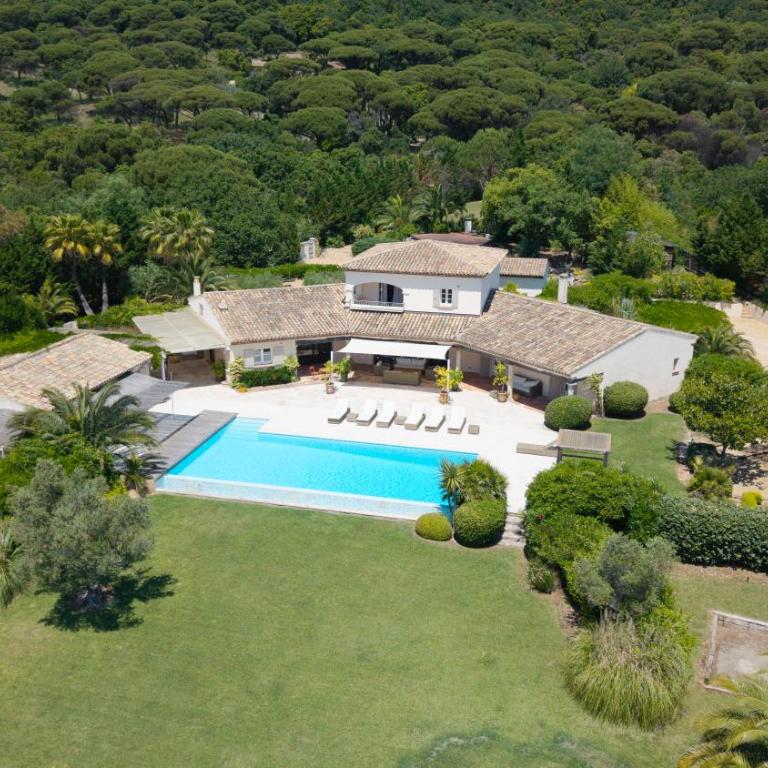 Luxury Mediterranean Villa with Pool & Helipad - Villa - 1