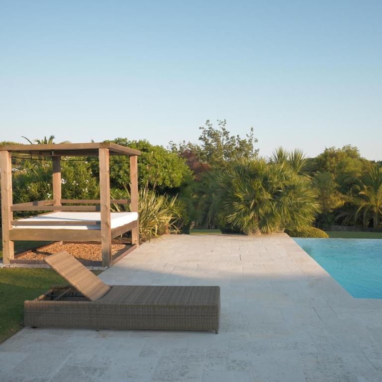 Luxury Mediterranean Villa with Pool & Helipad - Villa - 4