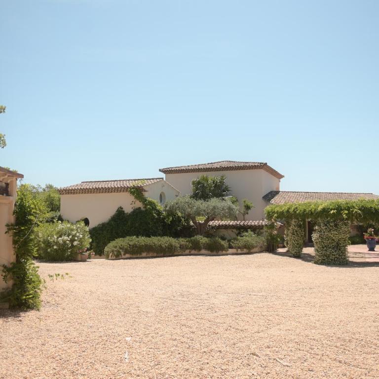 Luxury Mediterranean Villa with Pool & Helipad - Villa - 2