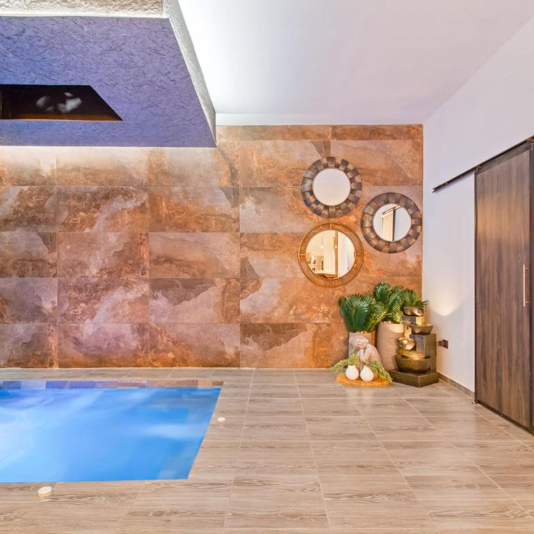 6 bedroom with Jacuzzi 1 block from LLeras P10 - Five-Bedroom Apartment - 47