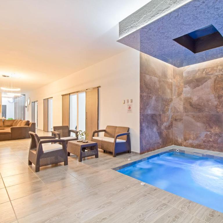 6 bedroom with Jacuzzi 1 block from LLeras P10 - Five-Bedroom Apartment - 16