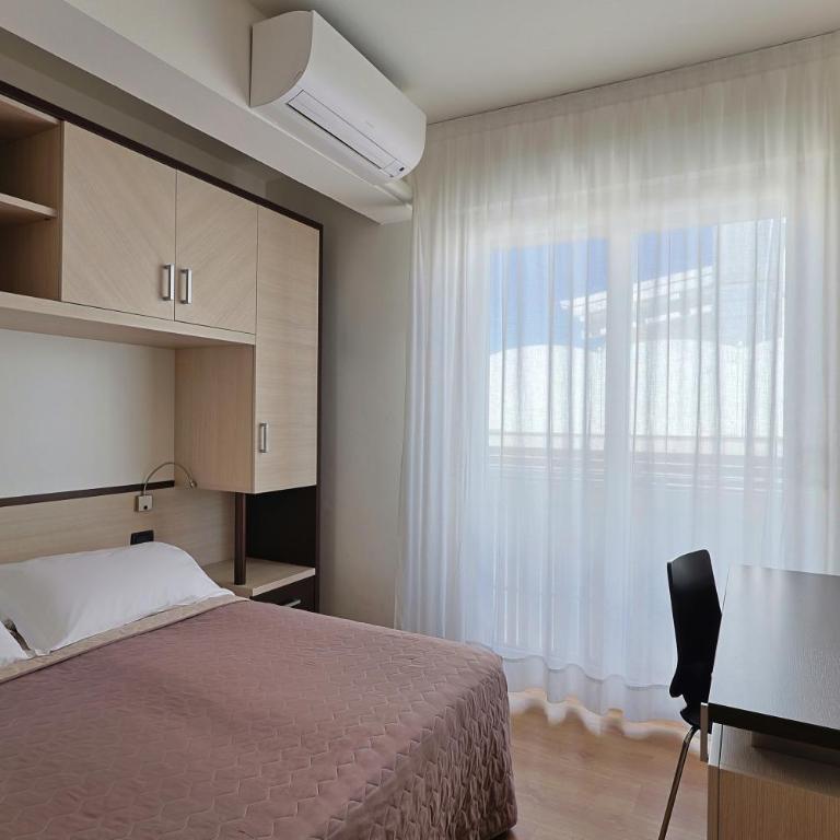 Hotel Levante - Camera Matrimoniale Piccola con Balcone e Vista Mare Laterale - 5
