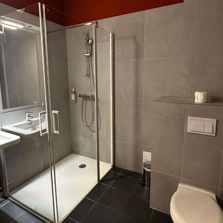 greet hotel Lille Gare Flandres - Groupe Accor - Chambre Pop avec 3 Lits Simples (ou Lit King-Size et Lit Simple) - 2