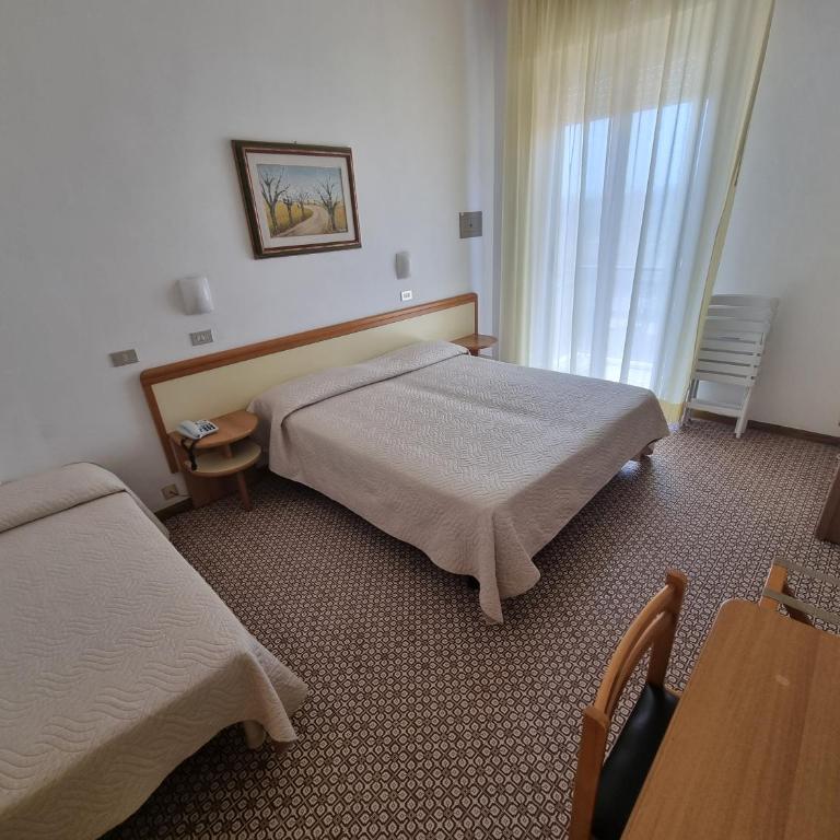 Hotel Conti - Dreibettzimmer - 1