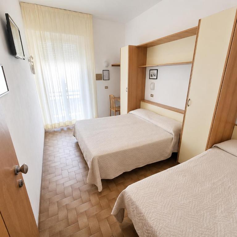 Hotel Conti - Standard Dreibettzimmer - 1