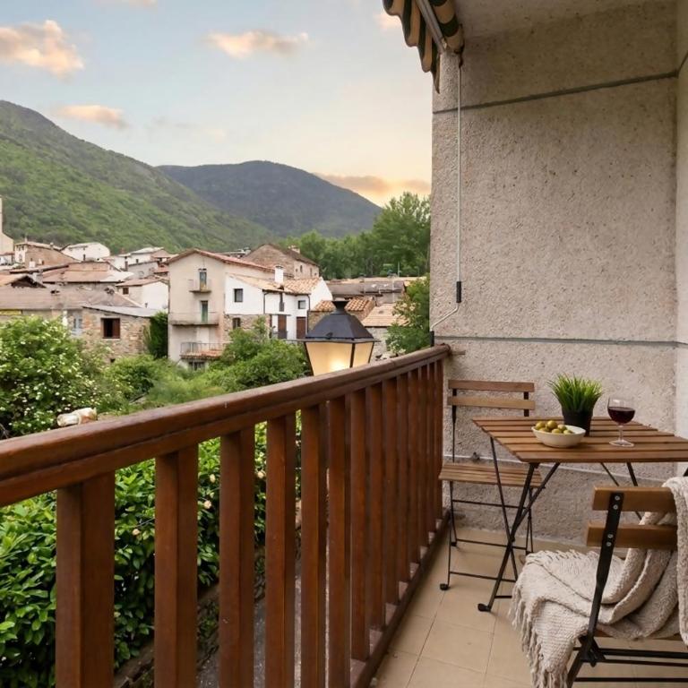 Treparriscos Home l Cine en casa l WIFI l Vistas - Three-Bedroom Apartment - 1