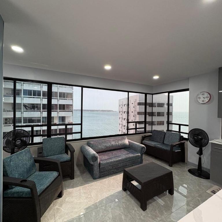 Snug on 9th - Three-Bedroom Apartment - 1