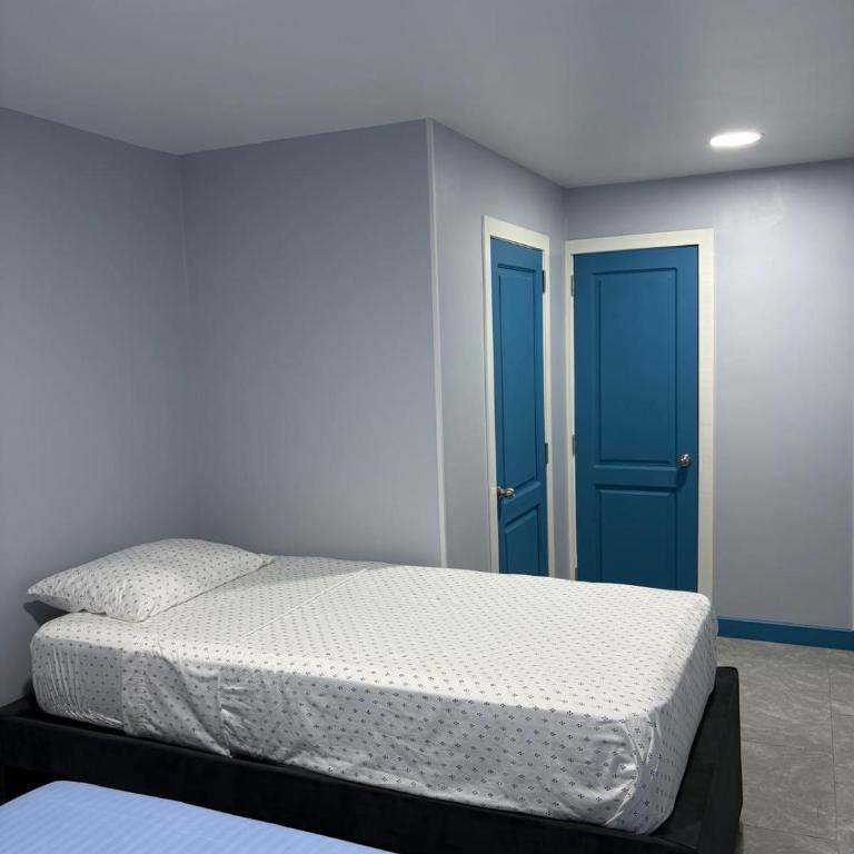 Snug on 9th - Three-Bedroom Apartment - 6