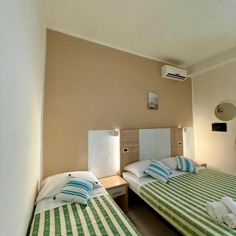 Hotel Villa Madana - Family Room - 14