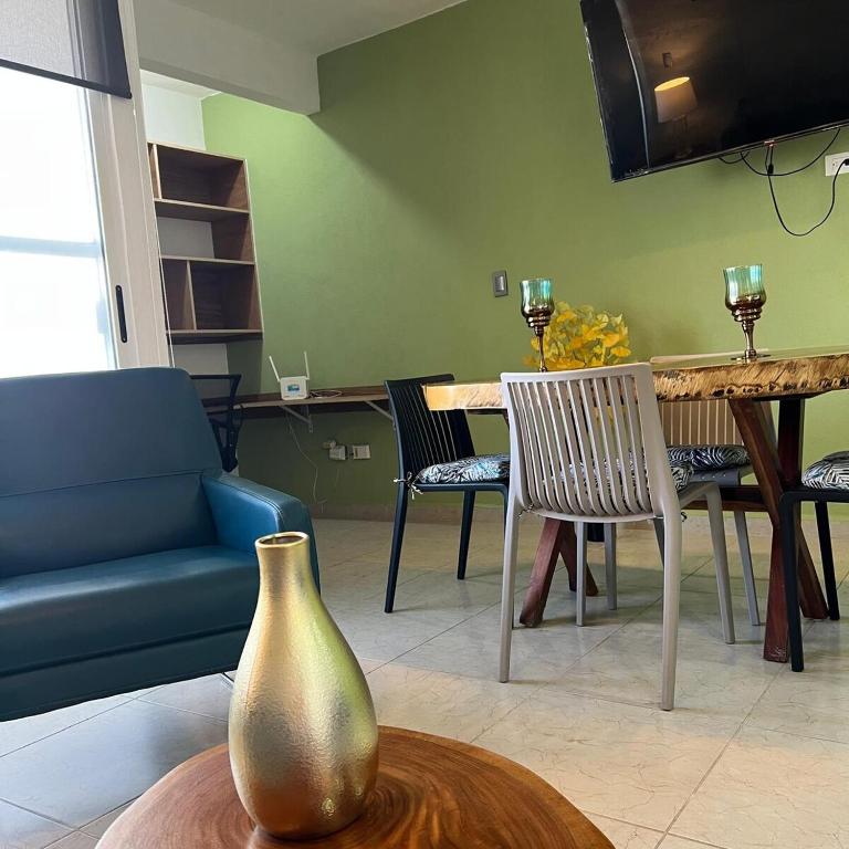 Modern 2BR 2BA Workspace Wifi Pools 24x7 Sec - Two-Bedroom Apartment - 17