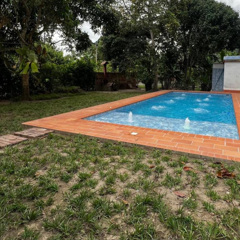 Cabaña con piscina iluminada amplias zonas verdes - Casa - 2