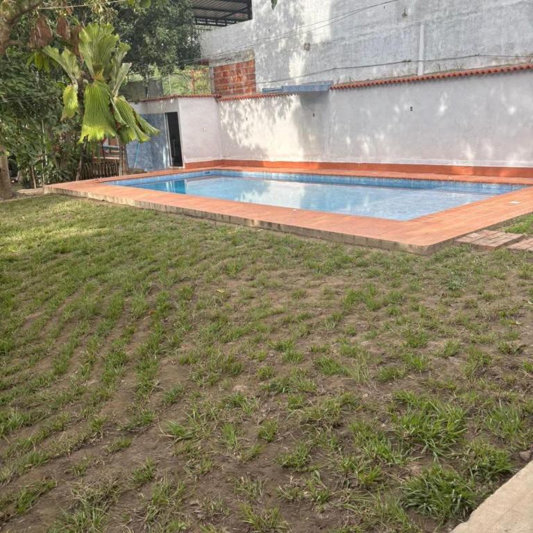 Cabaña con piscina iluminada amplias zonas verdes - Casa - 3