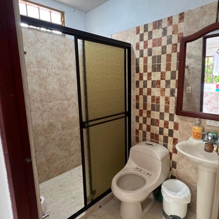 Cabaña con piscina iluminada amplias zonas verdes - Casa - 8