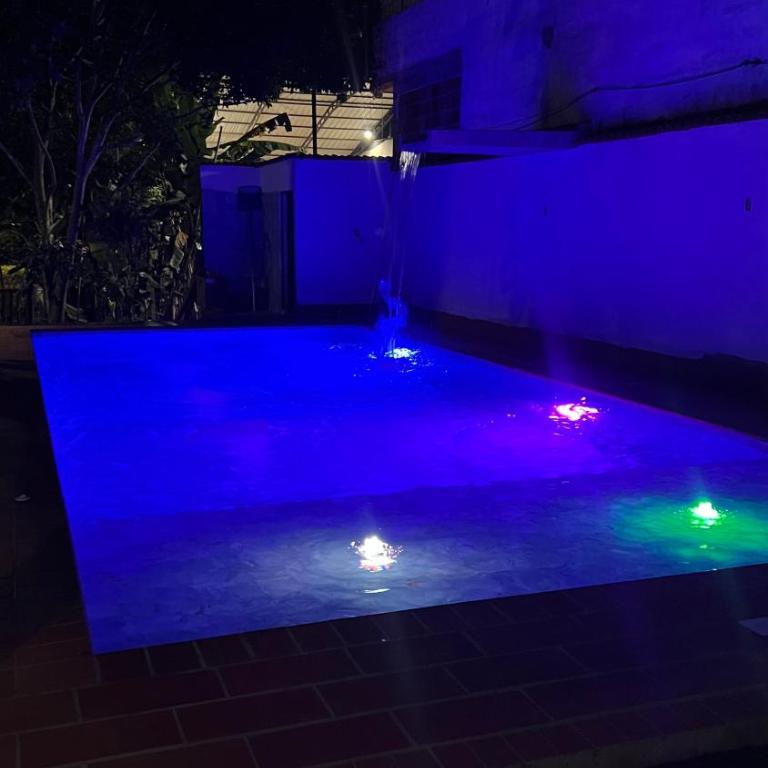 Cabaña con piscina iluminada amplias zonas verdes - Casa - 17