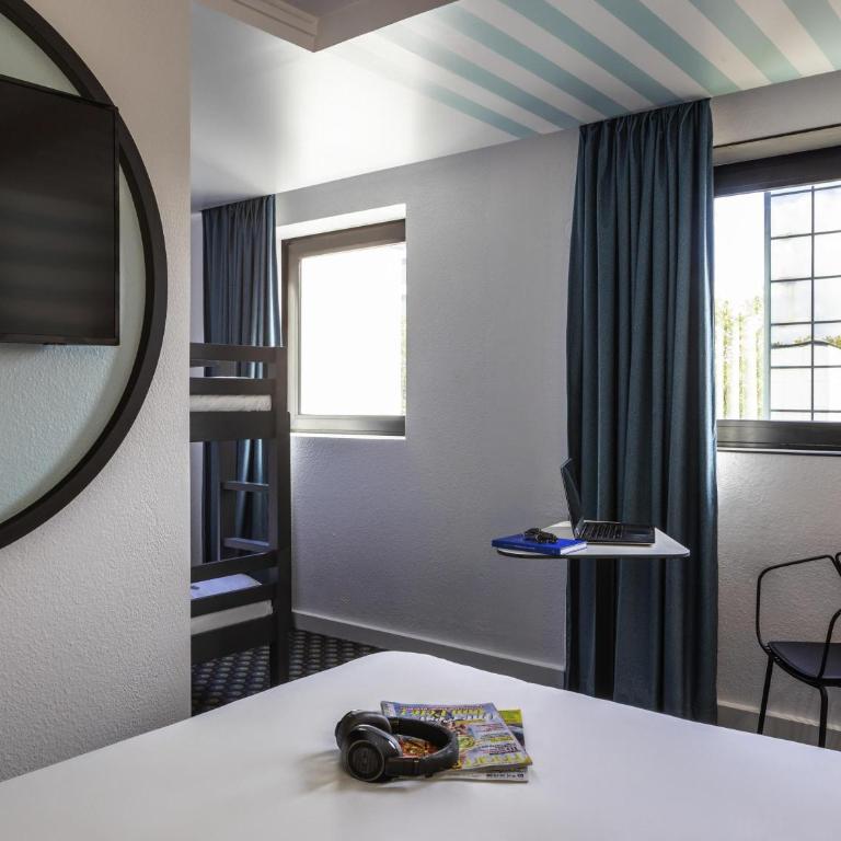 Ibis Styles Paris Saint Denis Pleyel - Family Room with Two Single and One Bunk Bed - 3
