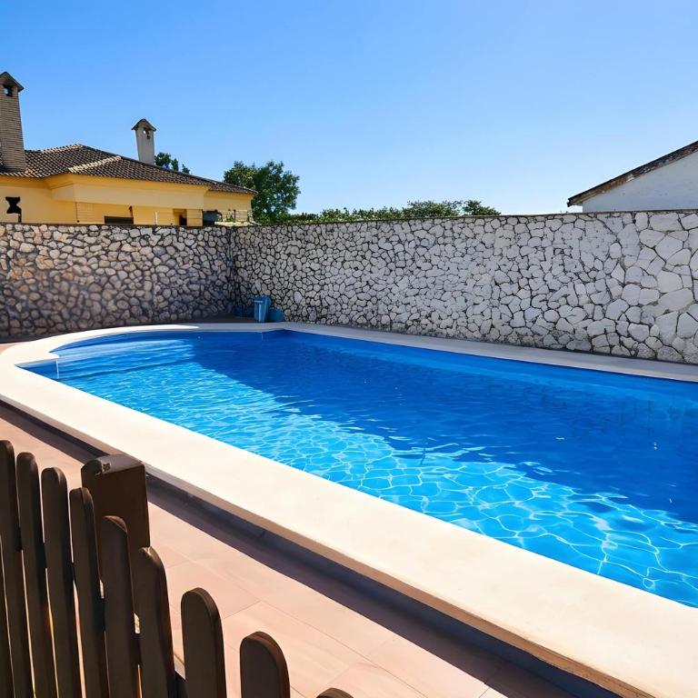 Chalet Piscina Privada Aire acondicionado Agua salada y vallada solo alquilamos a familias - Maison de Vacances - 1