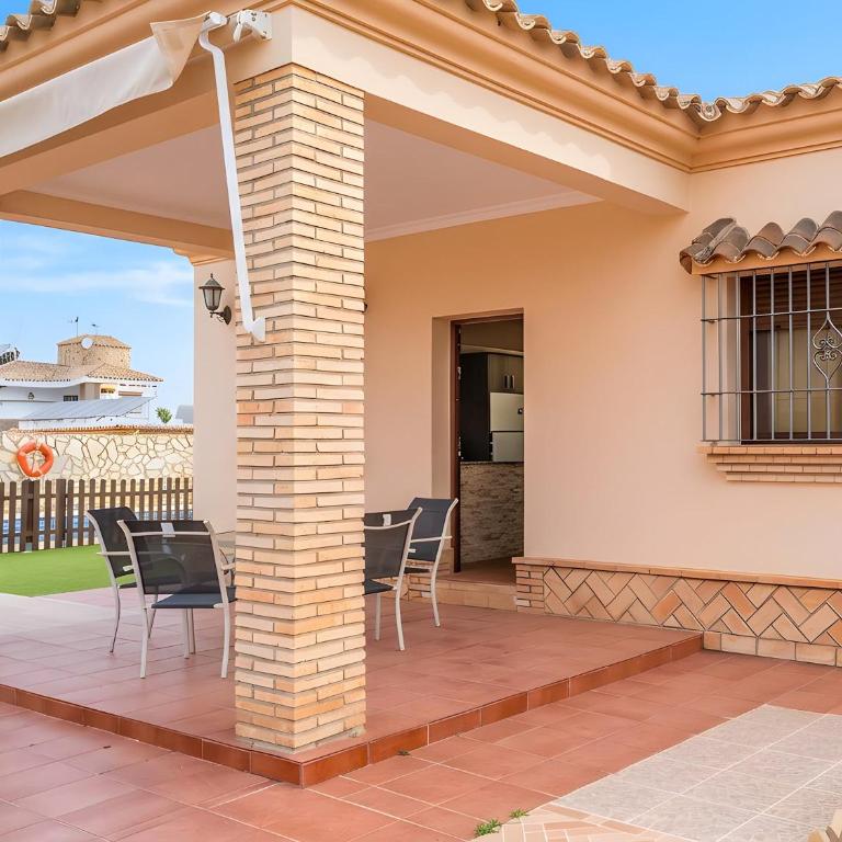 Chalet Piscina Privada Aire acondicionado Agua salada y vallada solo alquilamos a familias - Maison de Vacances - 12