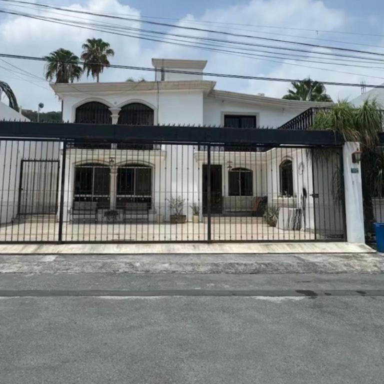 Casa Brisas - Three-Bedroom House - 1
