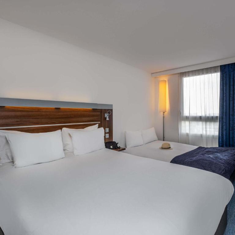 Novotel Marseille Centre Gare - Chambre Familiale avec Lit Double et Canapé-Lit - 1