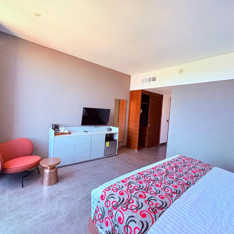 Queen Suite Oasis Just Minutes from the Beach - Queen Studio - 3