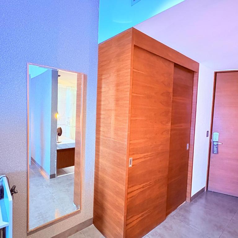 Queen Suite Oasis Just Minutes from the Beach - Queen Studio - 12