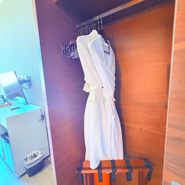 Queen Suite Oasis Just Minutes from the Beach - Queen Studio - 14