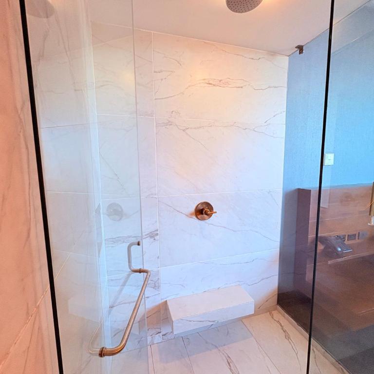 Queen Suite Oasis Just Minutes from the Beach - Queen Studio - 16