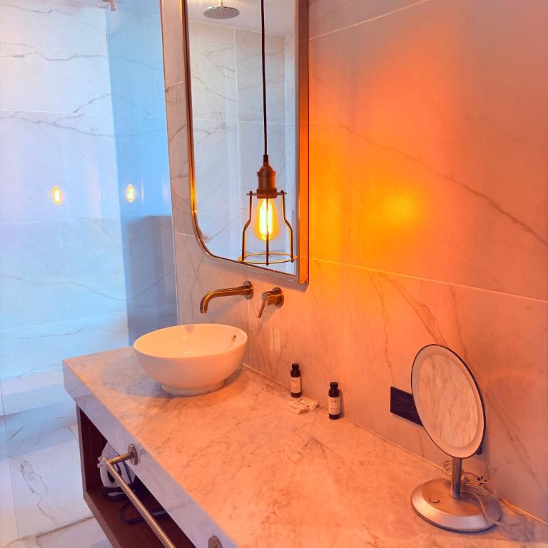 Queen Suite Oasis Just Minutes from the Beach - Queen Studio - 17