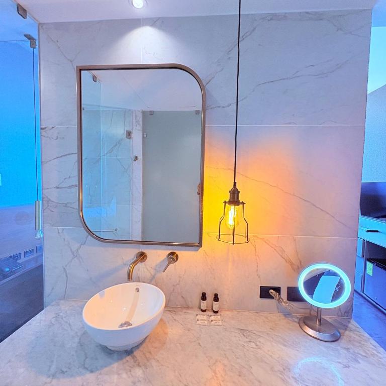 Queen Suite Oasis Just Minutes from the Beach - Queen Studio - 21