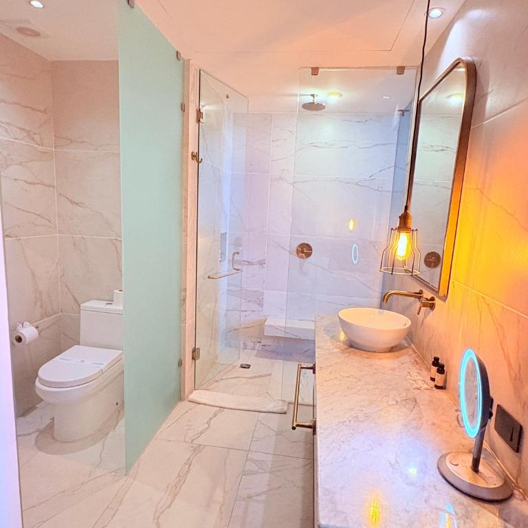 Queen Suite Oasis Just Minutes from the Beach - Queen Studio - 24