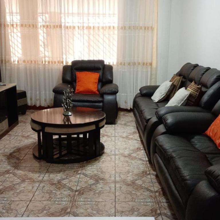 Apartamento Amoblado con Estacionamiento primer piso - Three-Bedroom Apartment - 1