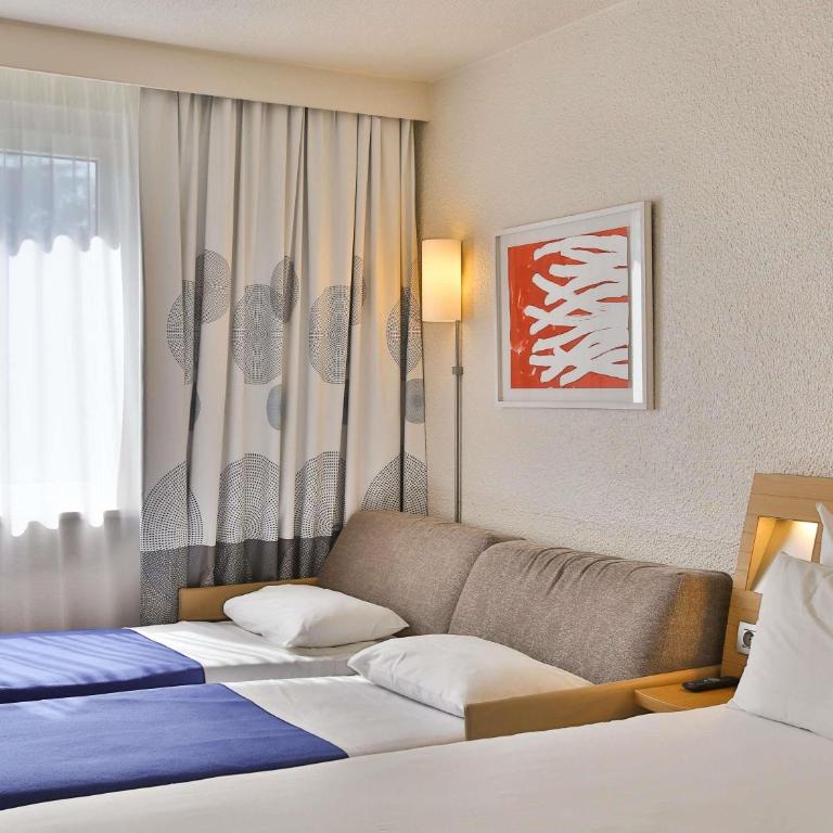 Novotel Toulouse Purpan Aéroport - Classic Double Room with Double Sofa Bed - 5