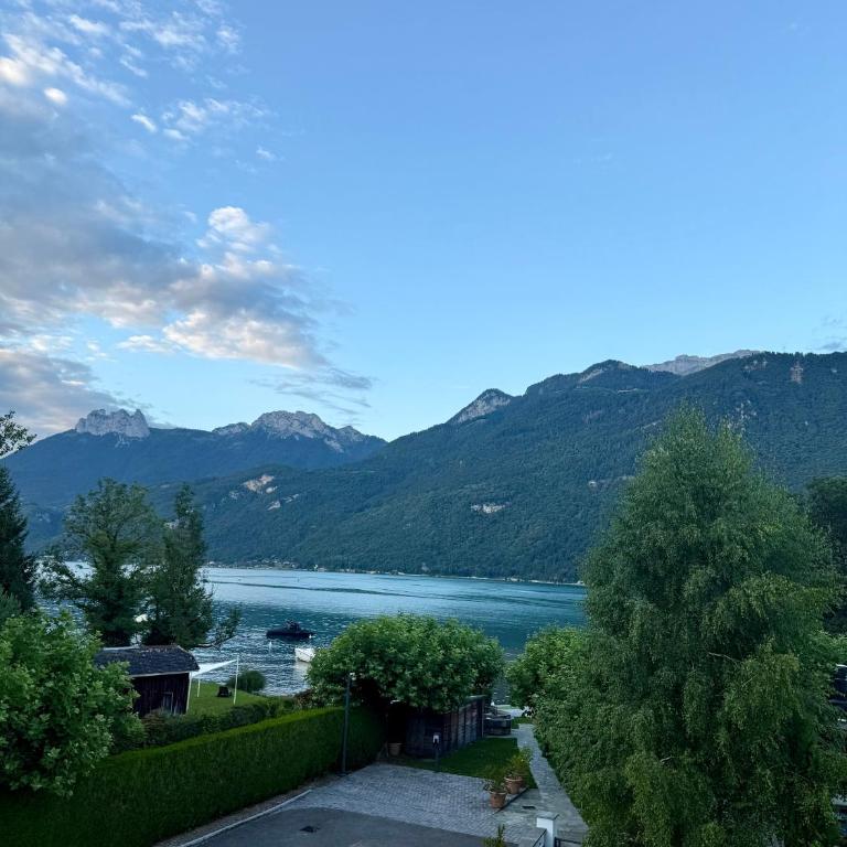 Private Lake Access Waterfront Sauna & Jacuzzi 7 Bedrooms Sleeps 15 - Villa - 34