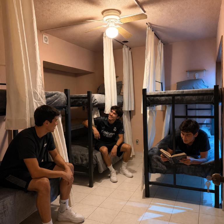 Hostal Punto Americana - Bed in 6-Bed Dormitory Room - 1