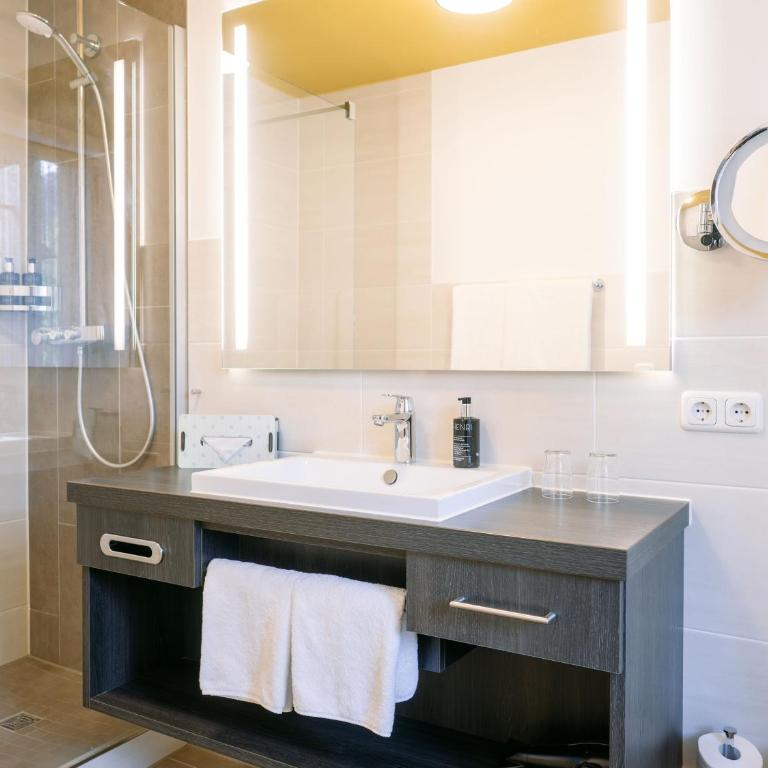 HENRI Hotel Garmisch-Partenkirchen - Salon mit Balkon - 12