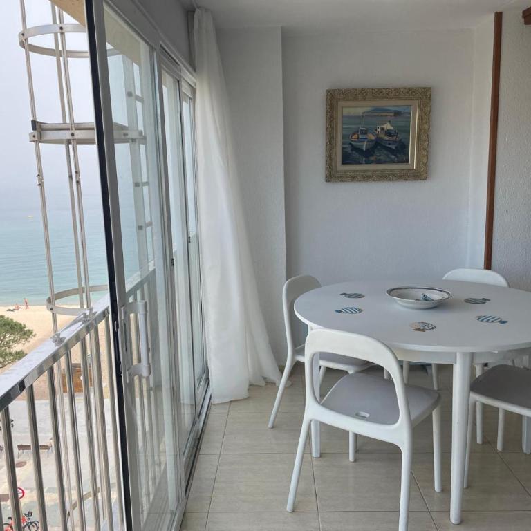 Apartamento con vistas laterales al mar en Platja - Apartamento de 3 dormitorios - 1