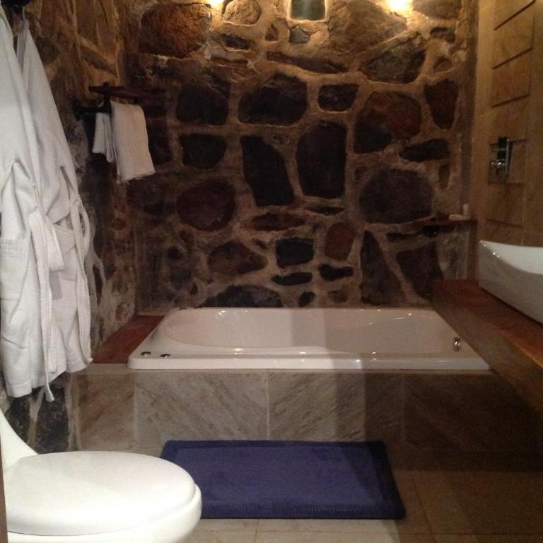 Casa Acento - Habitación con cama extragrande y bañera de hidromasaje - 3