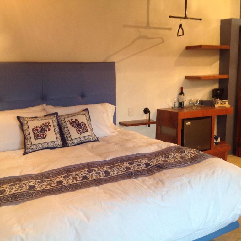 Casa Acento - Habitación con cama extragrande y bañera de hidromasaje - 5
