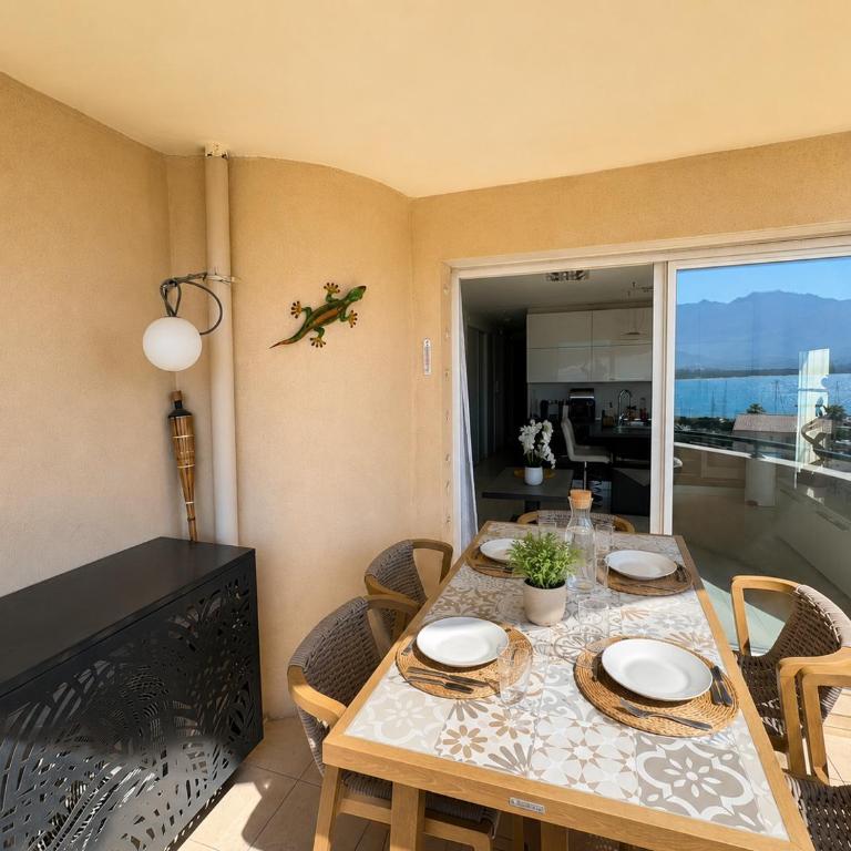Terrasse vue mer et montagne – Calvi centre et plage - Appartement 2 Chambres avec Balcon et Vue sur la Mer - 8