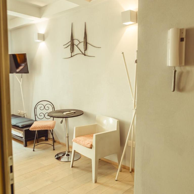 Guesthouse Via Di Gracciano - Adults Only - Camera Matrimoniale Deluxe con Doccia - 7