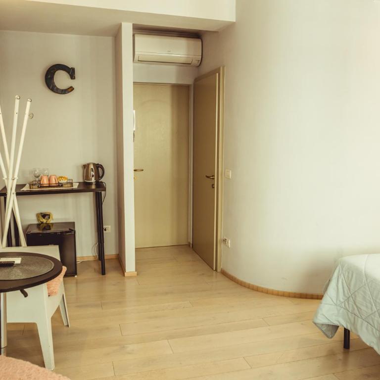 Guesthouse Via Di Gracciano - Adults Only - Camera Matrimoniale Deluxe con Doccia - 6