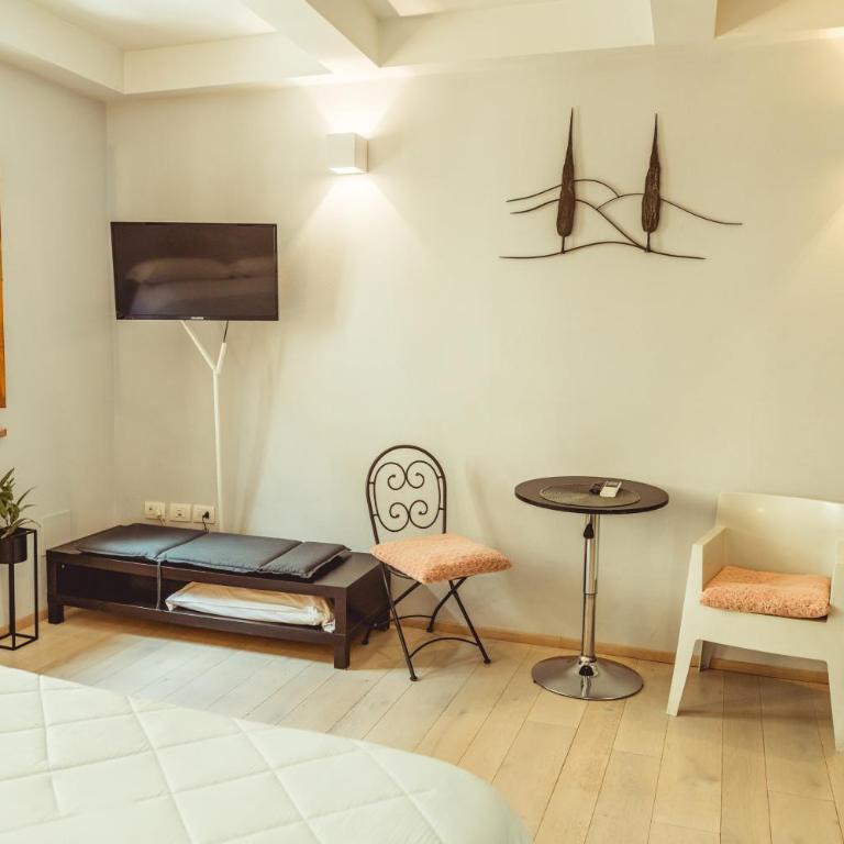 Guesthouse Via Di Gracciano - Adults Only - Camera Matrimoniale Deluxe con Doccia - 3