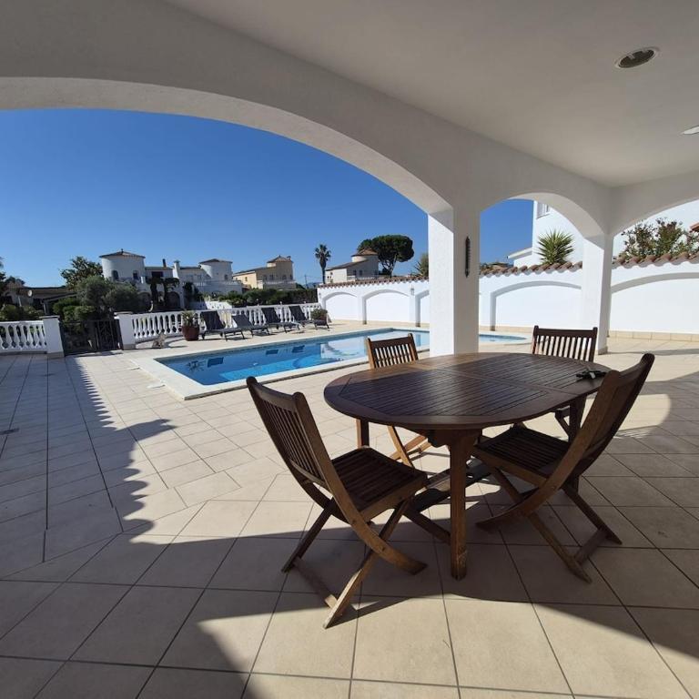 Belle villa de plain pied avec amarre 12,5 m - Villa - 8