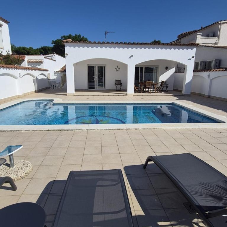 Belle villa de plain pied avec amarre 12,5 m - Villa - 1