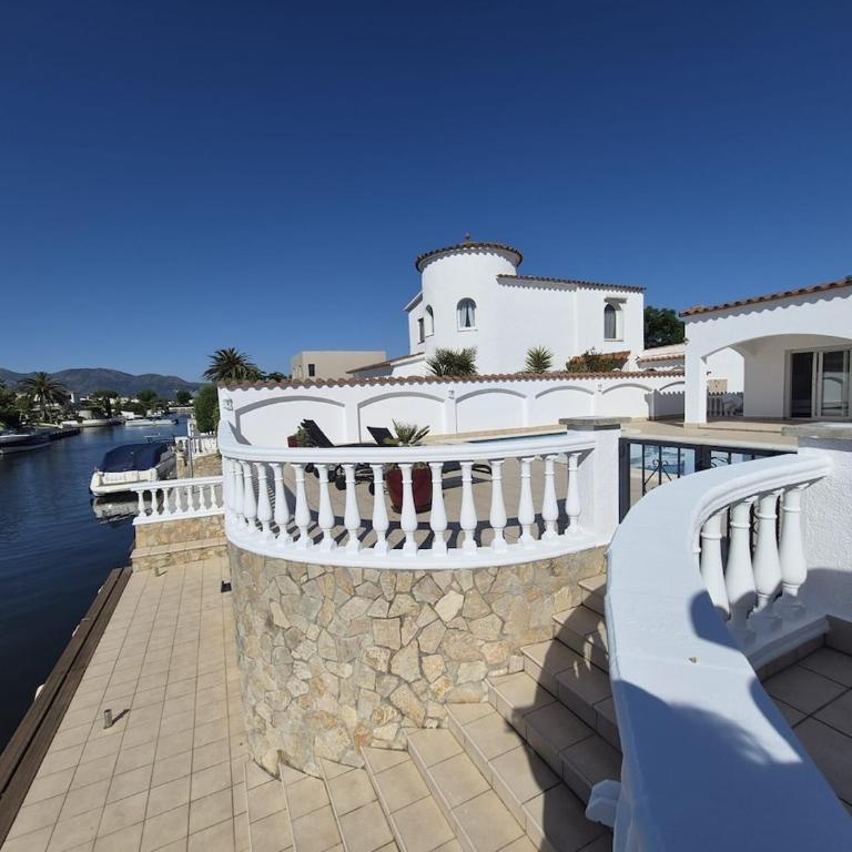 Belle villa de plain pied avec amarre 12,5 m - Villa - 11