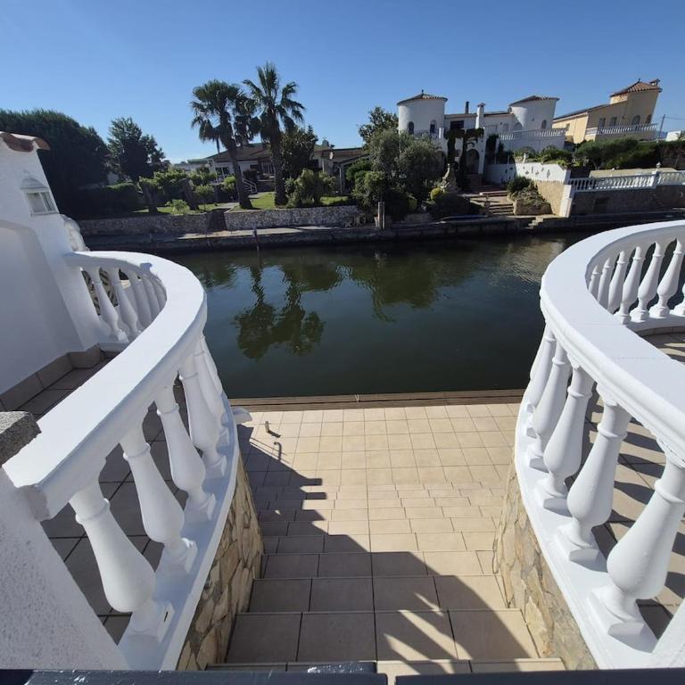Belle villa de plain pied avec amarre 12,5 m - Villa - 17