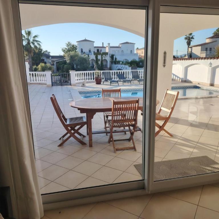 Belle villa de plain pied avec amarre 12,5 m - Villa - 26